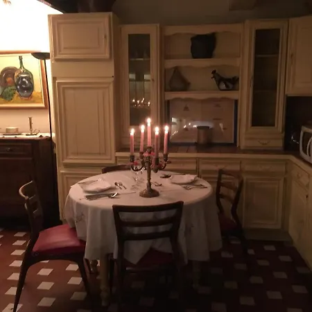 Château La Moune Alojamento de Acomodação e Pequeno-almoço Montussan