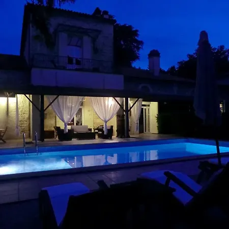 Chateau La Moune Bed & Breakfast