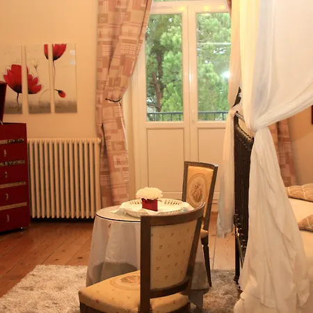 Chateau La Moune Bed and Breakfast 4*