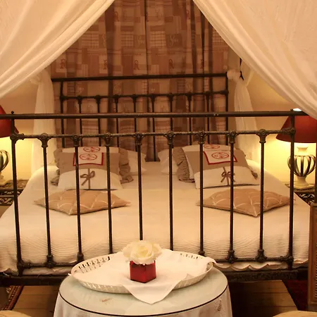 Chateau La Moune Bed and Breakfast 4*