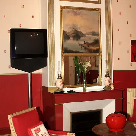 Chateau La Moune Bed & Breakfast