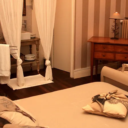 Chateau La Moune Bed & Breakfast