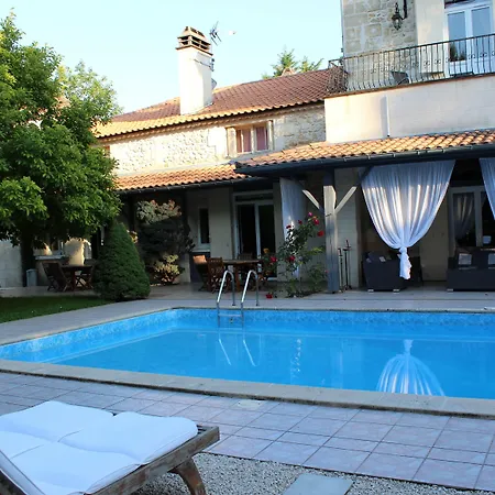Bed & Breakfast Chateau La Moune 4*