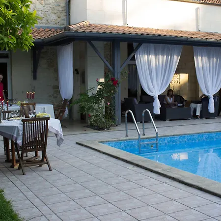 Chateau La Moune Bed & Breakfast Montussan
