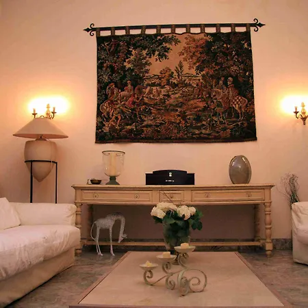 Chateau La Moune Bed & Breakfast 4*