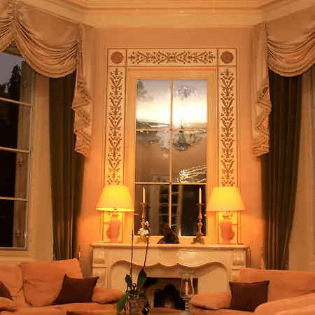 Chateau La Moune Bed & Breakfast
