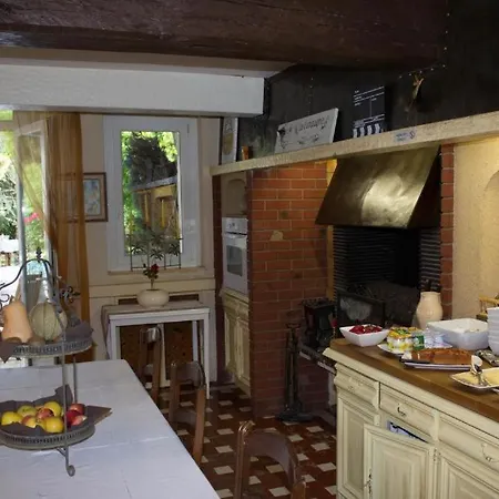 Chateau La Moune Bed & Breakfast 4*