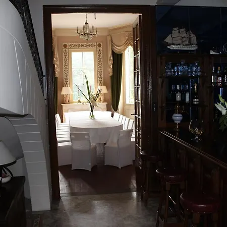Alojamento de Acomodação e Pequeno-almoço Château La Moune 5*