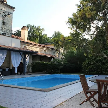 Chateau La Moune Bed & Breakfast 4*