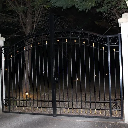 Château La Moune Alojamento de Acomodação e Pequeno-almoço Montussan