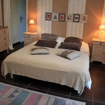 Chateau La Moune Bed & Breakfast 4*