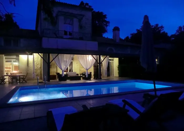 Chateau La Moune Bed & Breakfast