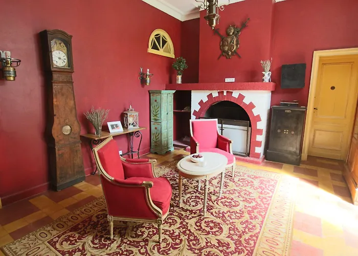 Chateau La Moune Bed & Breakfast