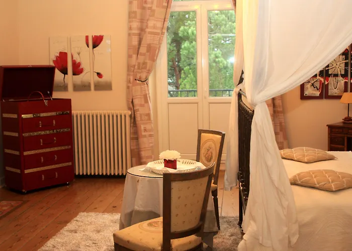 Chateau La Moune Bed & Breakfast 4*