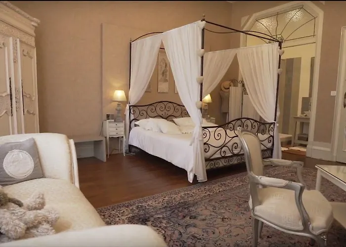 Chateau La Moune Bed & Breakfast 4*