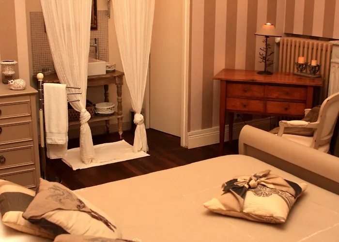 Chateau La Moune Bed & Breakfast