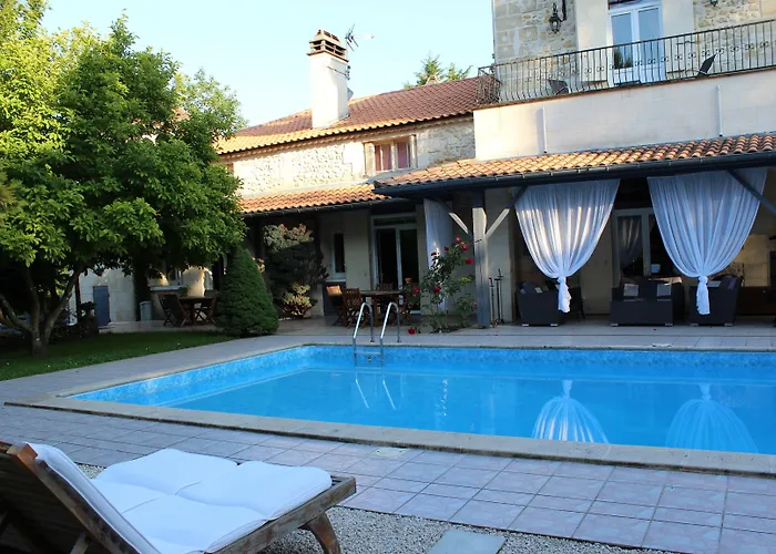 Bed & Breakfast Chateau La Moune 4*