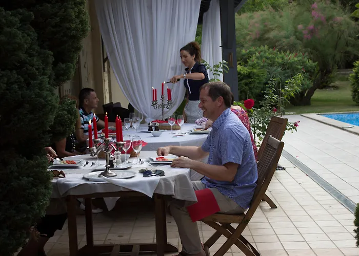 Chateau La Moune Bed & Breakfast