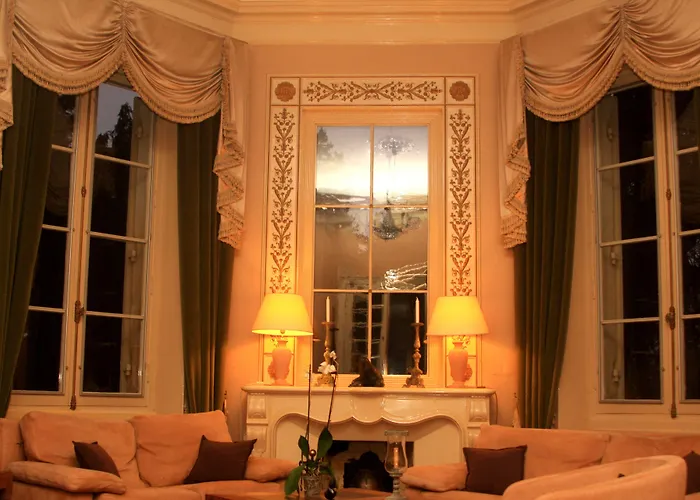 Chateau La Moune Bed & Breakfast