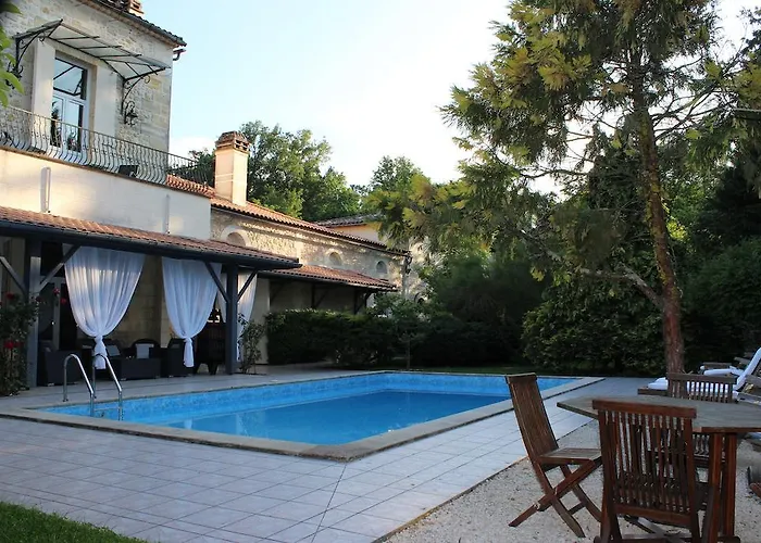 Chateau La Moune Bed & Breakfast 4*